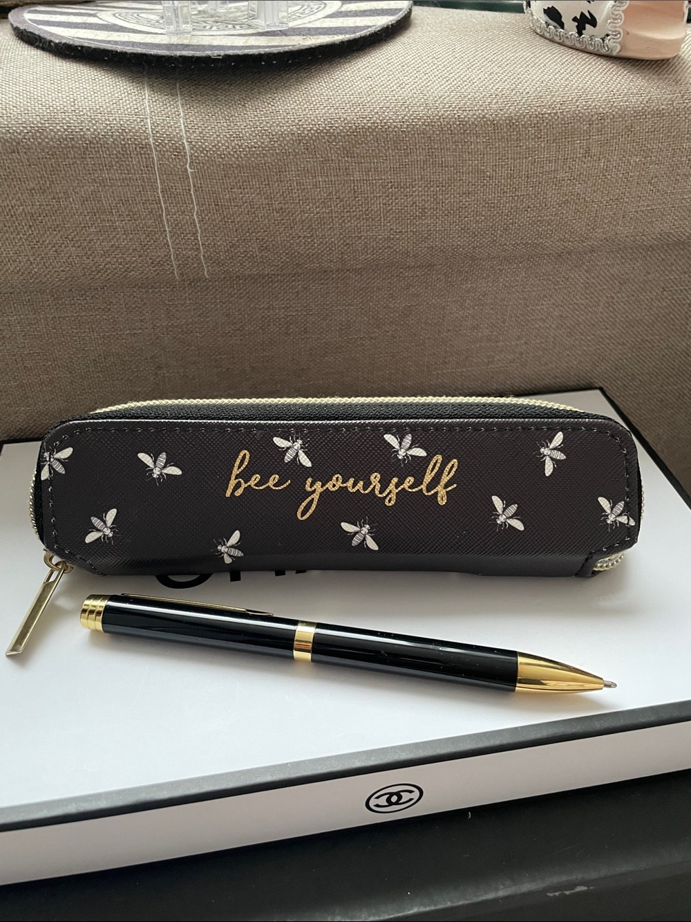 ✨Bee Yourself Black Bee Case & Classy Pen Included✨Preloved like new